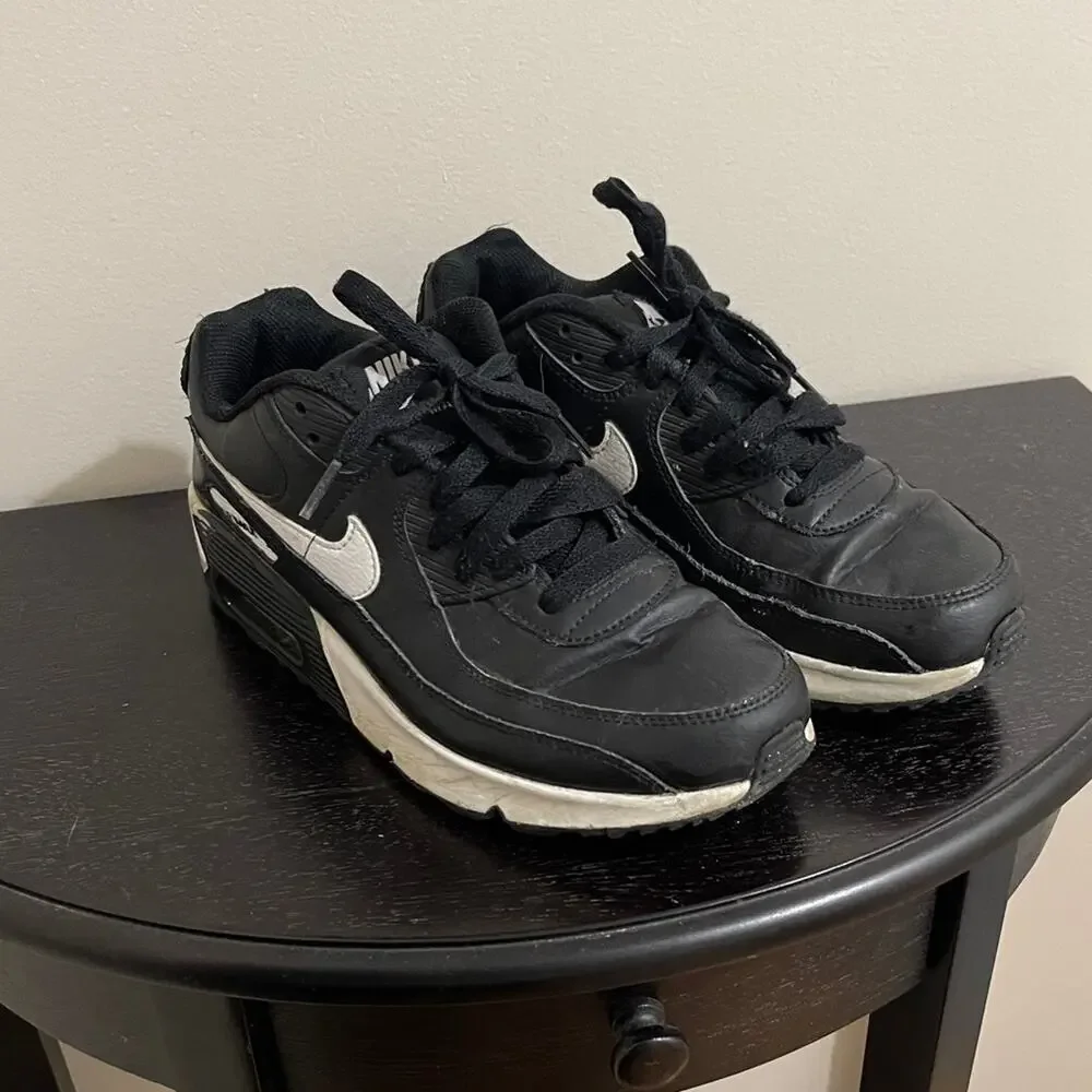 BIG KIDS' NIKE AIR MAX 90 CASUAL SHOES SIZE 6 WOMANS 7.5 BLACK WHITE